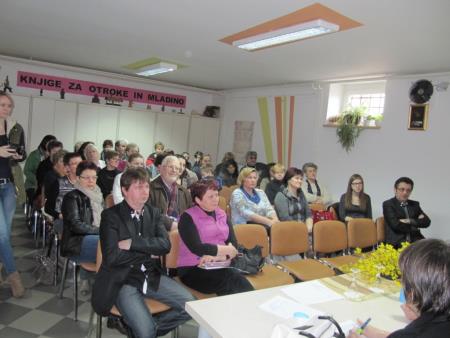 Okrogla miza Otrok v rejništvu = otrok med dvema družinama 7